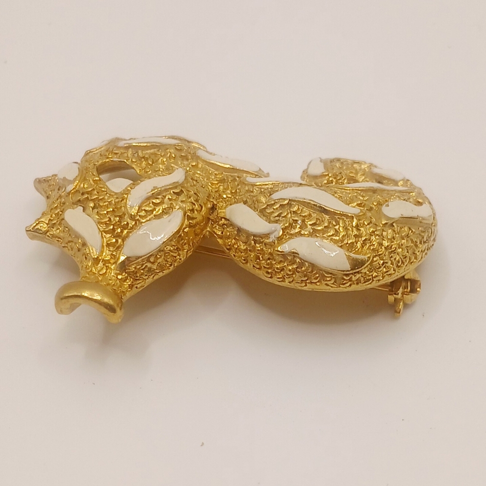 Unsigned Gold Tone Seahorse Brooch 1.5" - Picture 3 of 6